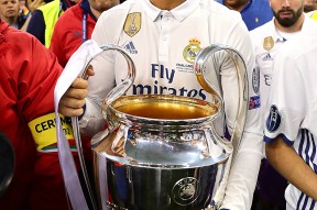 AYX-包含C罗回归赛场，挺进下一轮首场状态亮眼，FPX观众沸腾！的词条