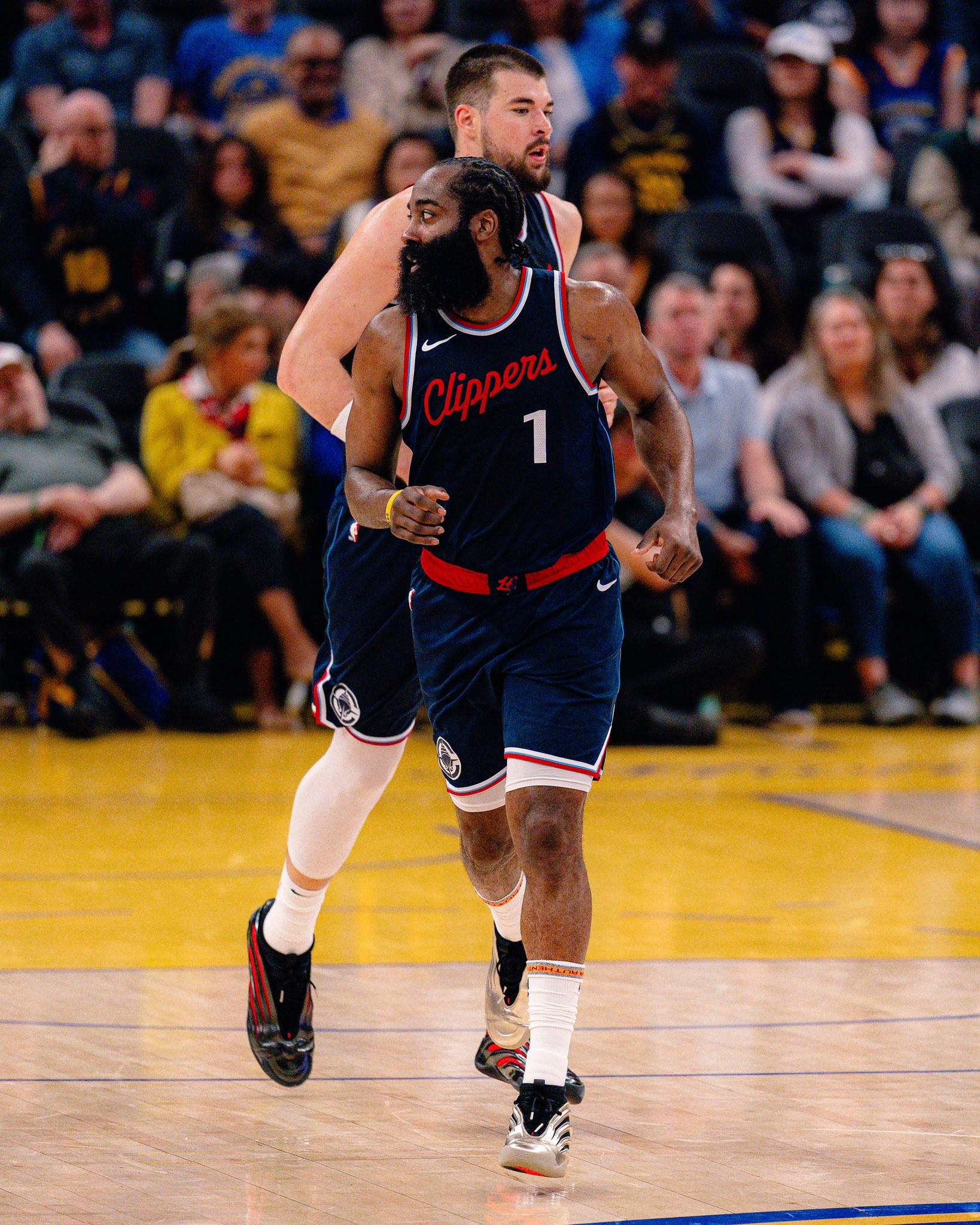 哈登回归赛场，挺进下一轮首场状态亮眼，勇士观众沸腾！的简单介绍