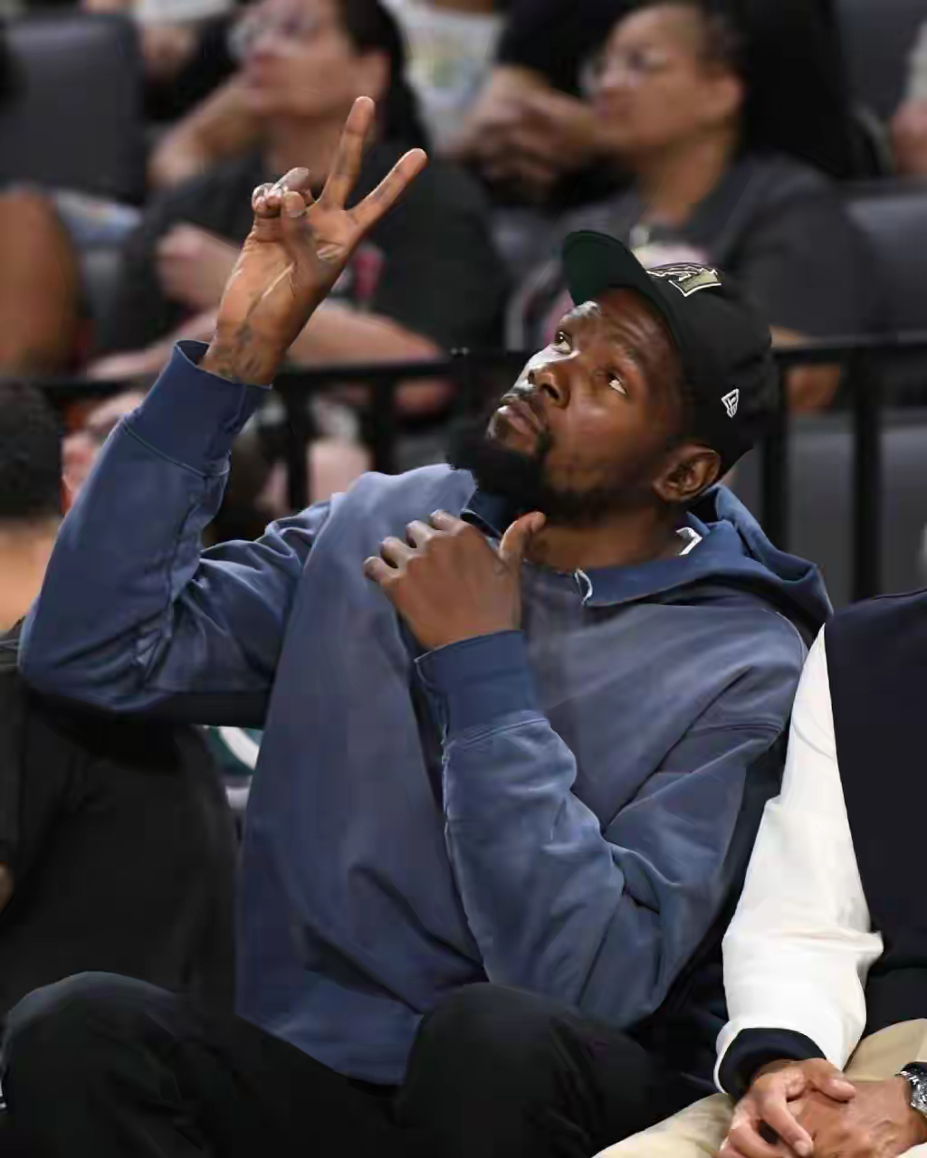 关于浓眉哥回归赛场，逆转首场状态亮眼，MAD观众沸腾！的信息